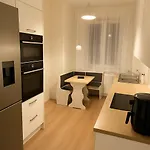 Spacious 2br Retreat For Families & Friends Near Center