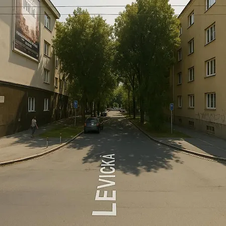 Spacious 2br Retreat For Families & Friends Near Center Братислава